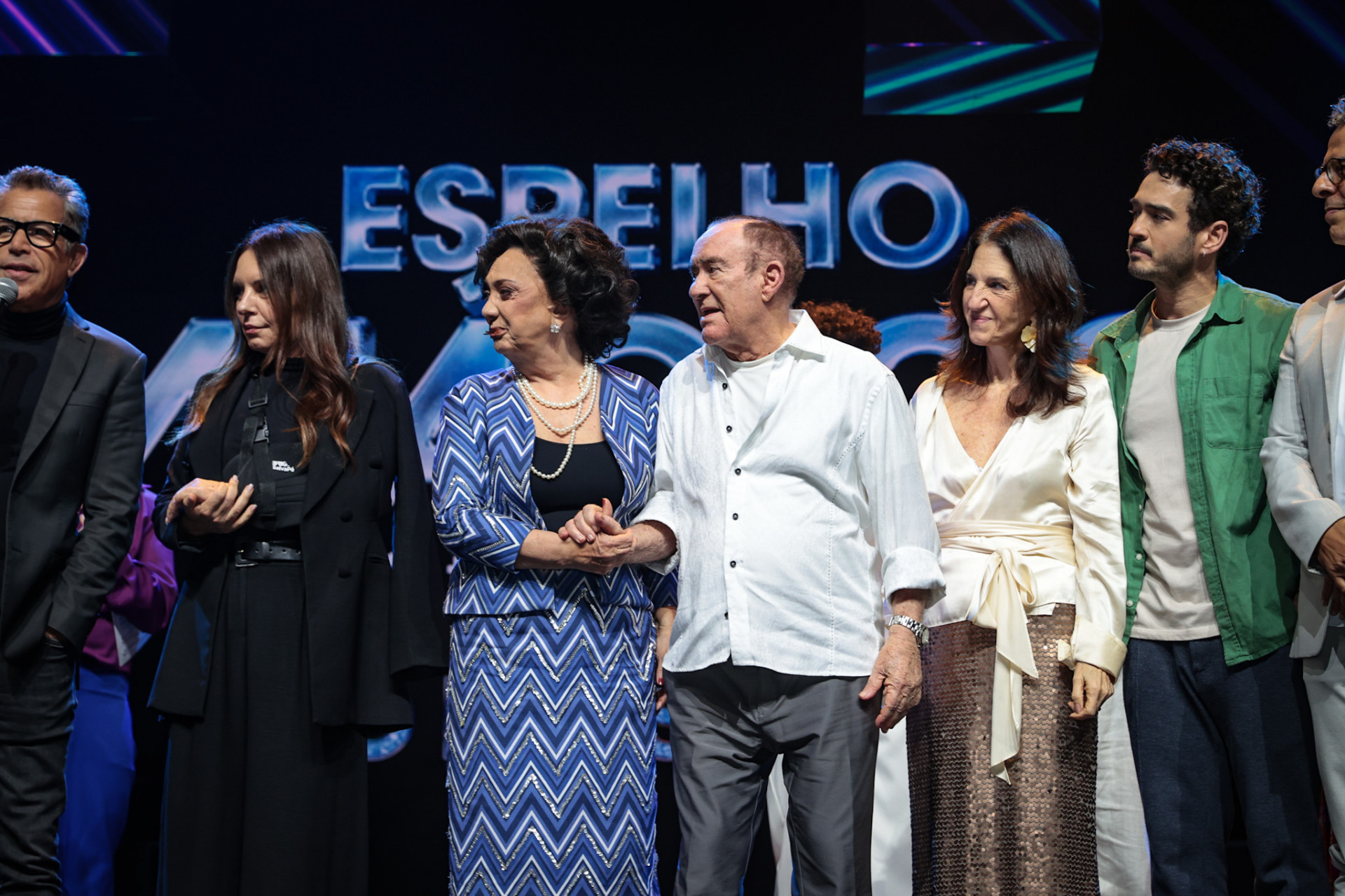 Renato Aragão é recebe o carinho do elenco do espetáculo 'Espelho Mágico ? TV Globo 60 Anos ? O Musical' - Victor Chapetta / Brazil News