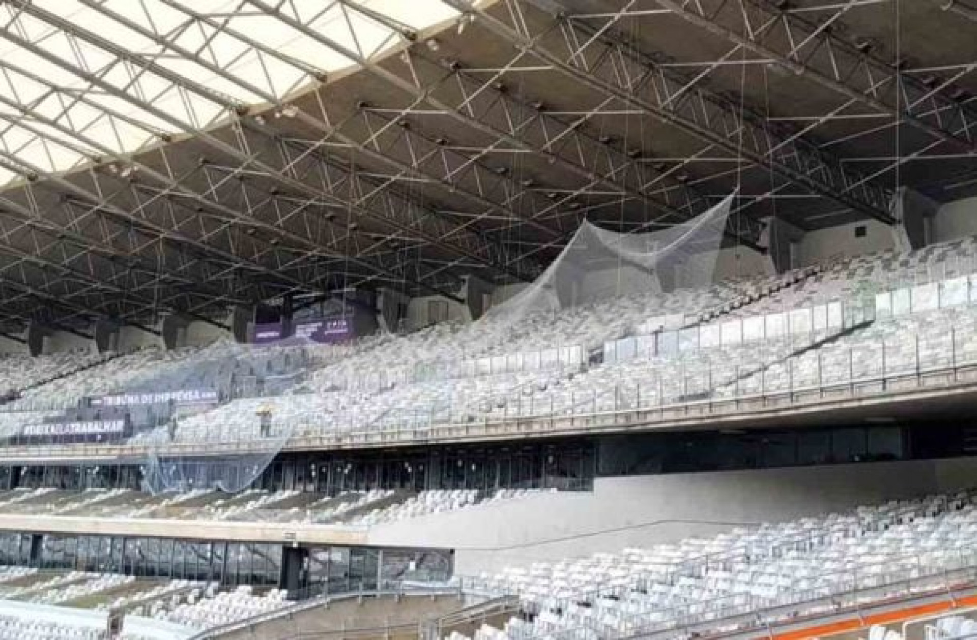 Mineir&atilde;o refor&ccedil;a seguran&ccedil;a e instala rede no setor da torcida visitante