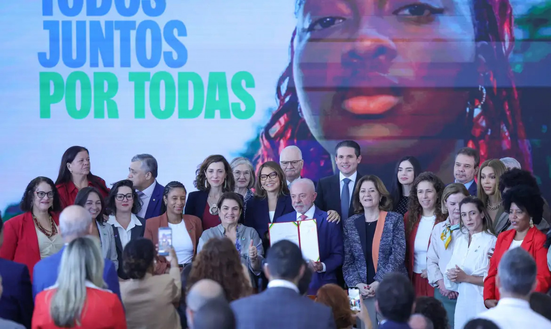 Novas medidas do governo reforçam proteção das mulheres na internet