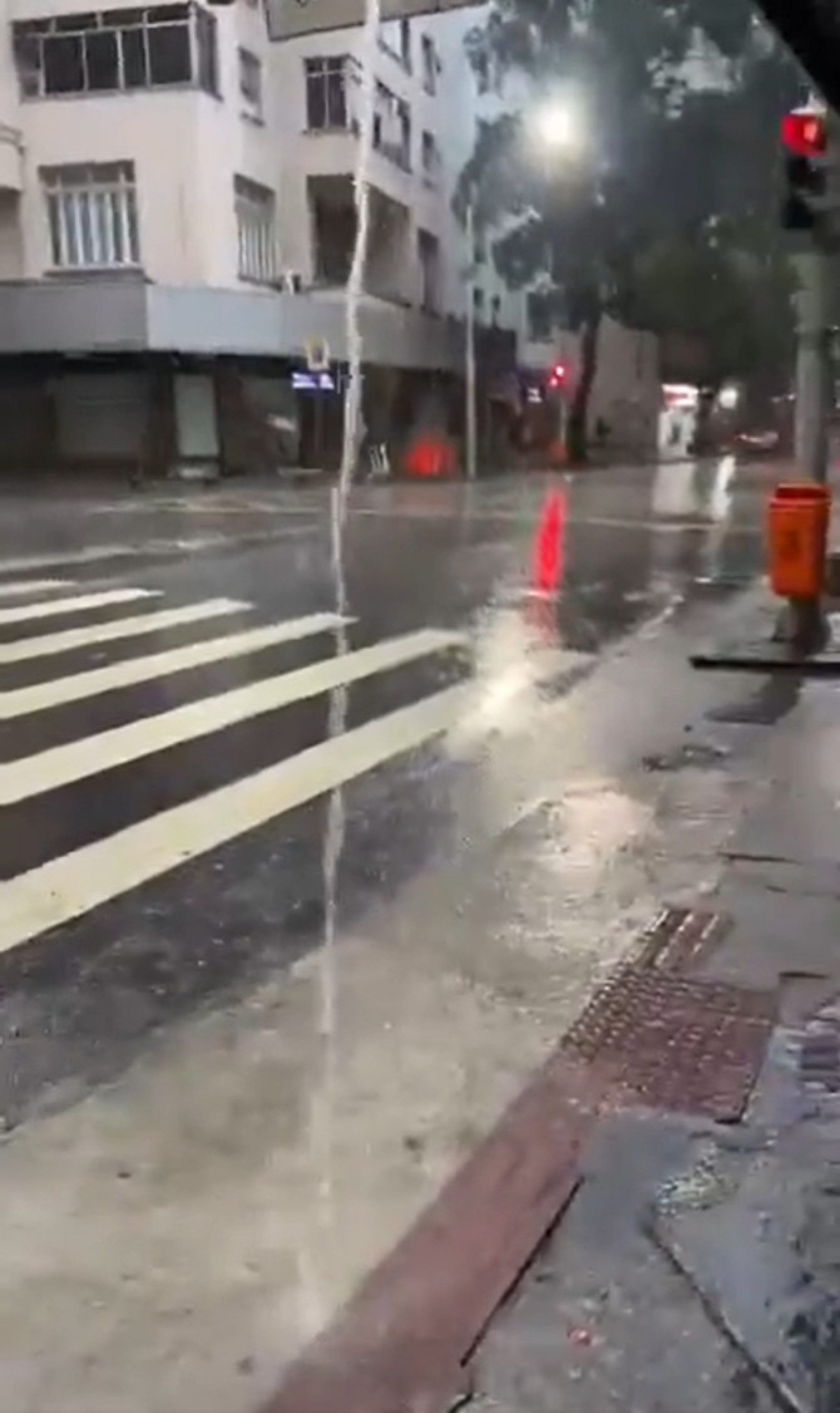 Chuva moderada na altura da Avenida Nossa Senhora de Copacabana nesta quarta (20) - Reprodução / Redes sociais