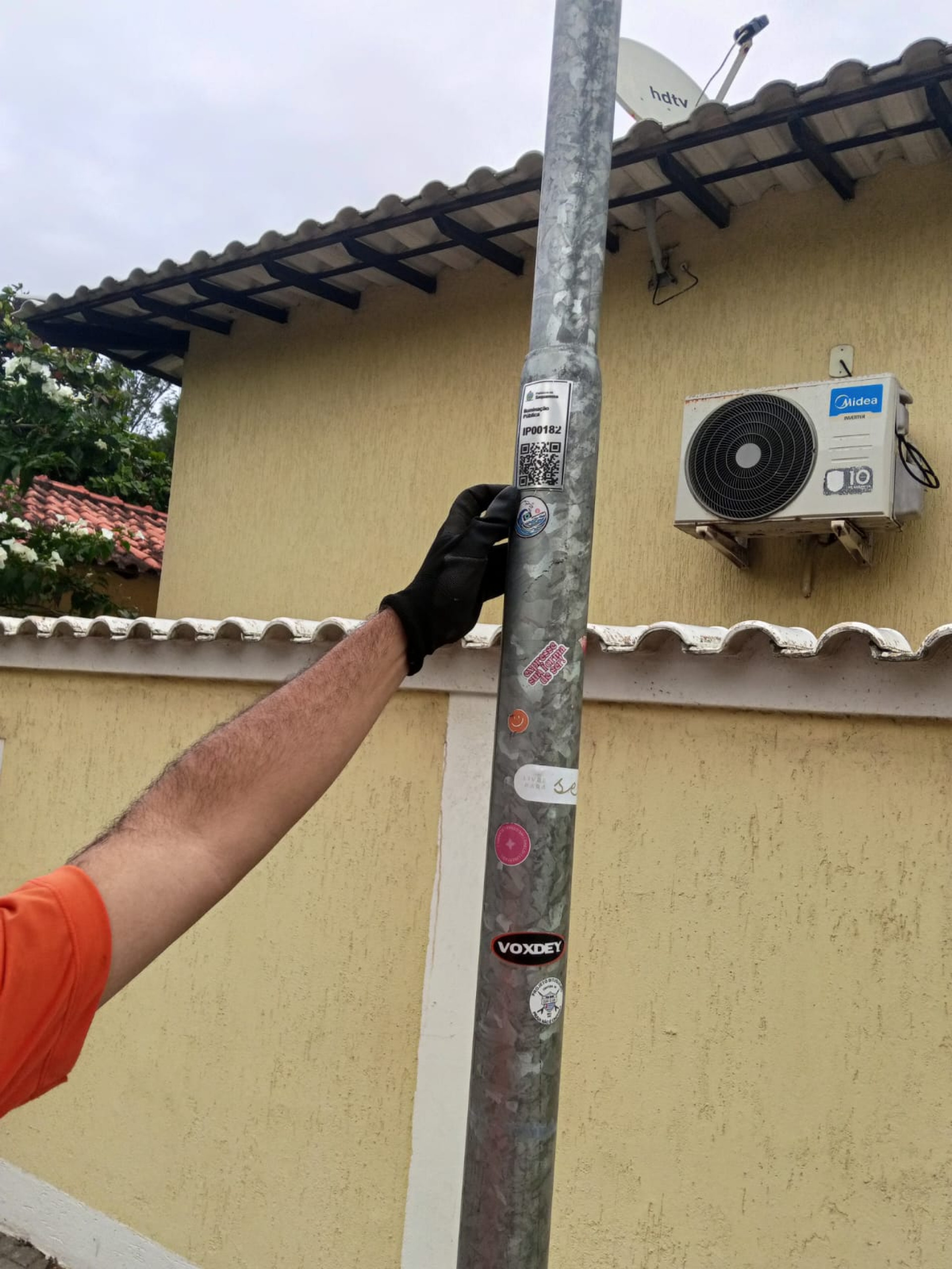 Reparo na rede de iluminação pública de Saquarema poderá ser solicitado por QR Code existente nos postes - Divulgação/Prefeitura de Saquarema