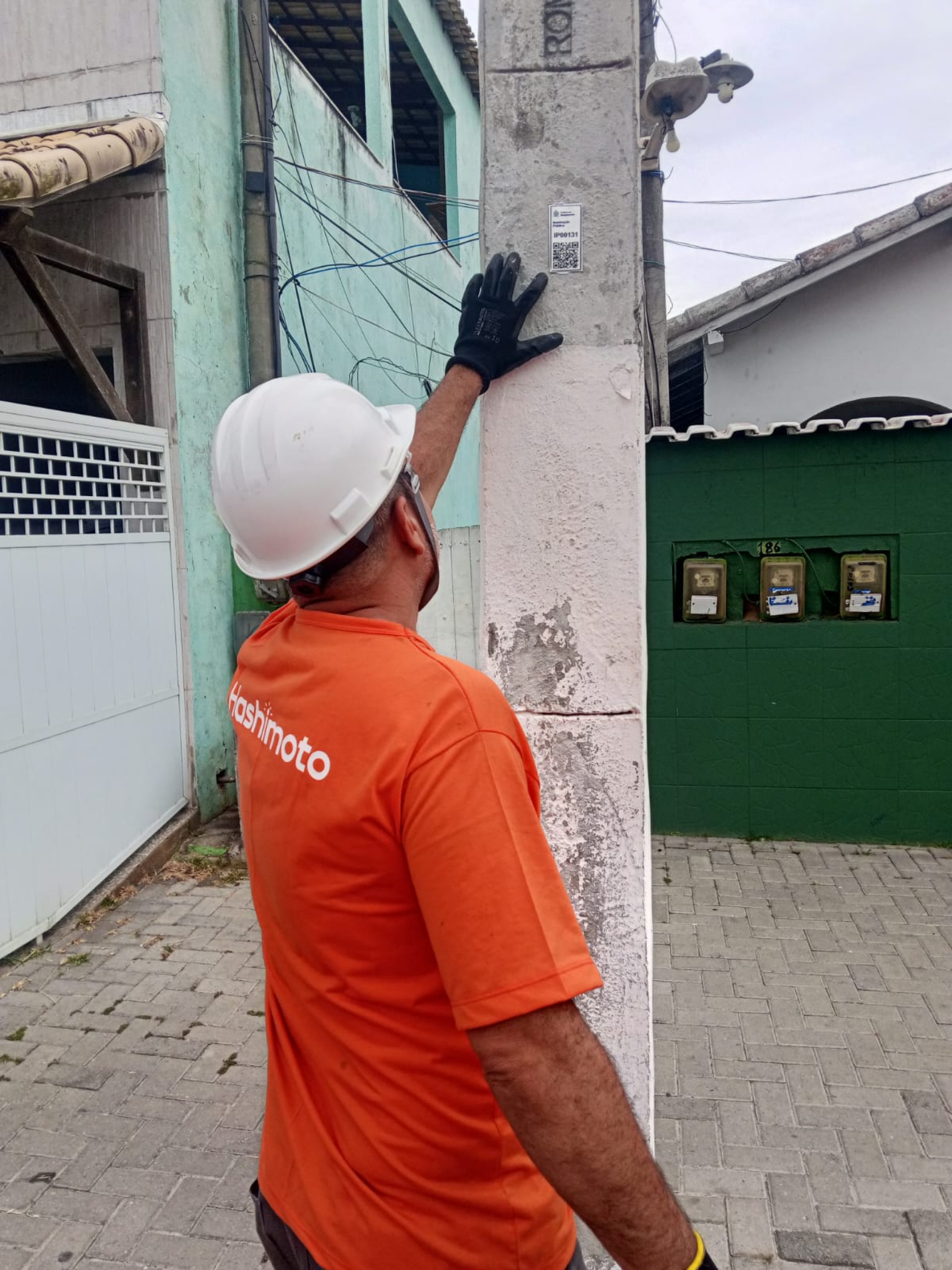 Reparo na rede de iluminação pública de Saquarema poderá ser solicitado por QR Code existente nos postes - Divulgação/Prefeitura de Saquarema