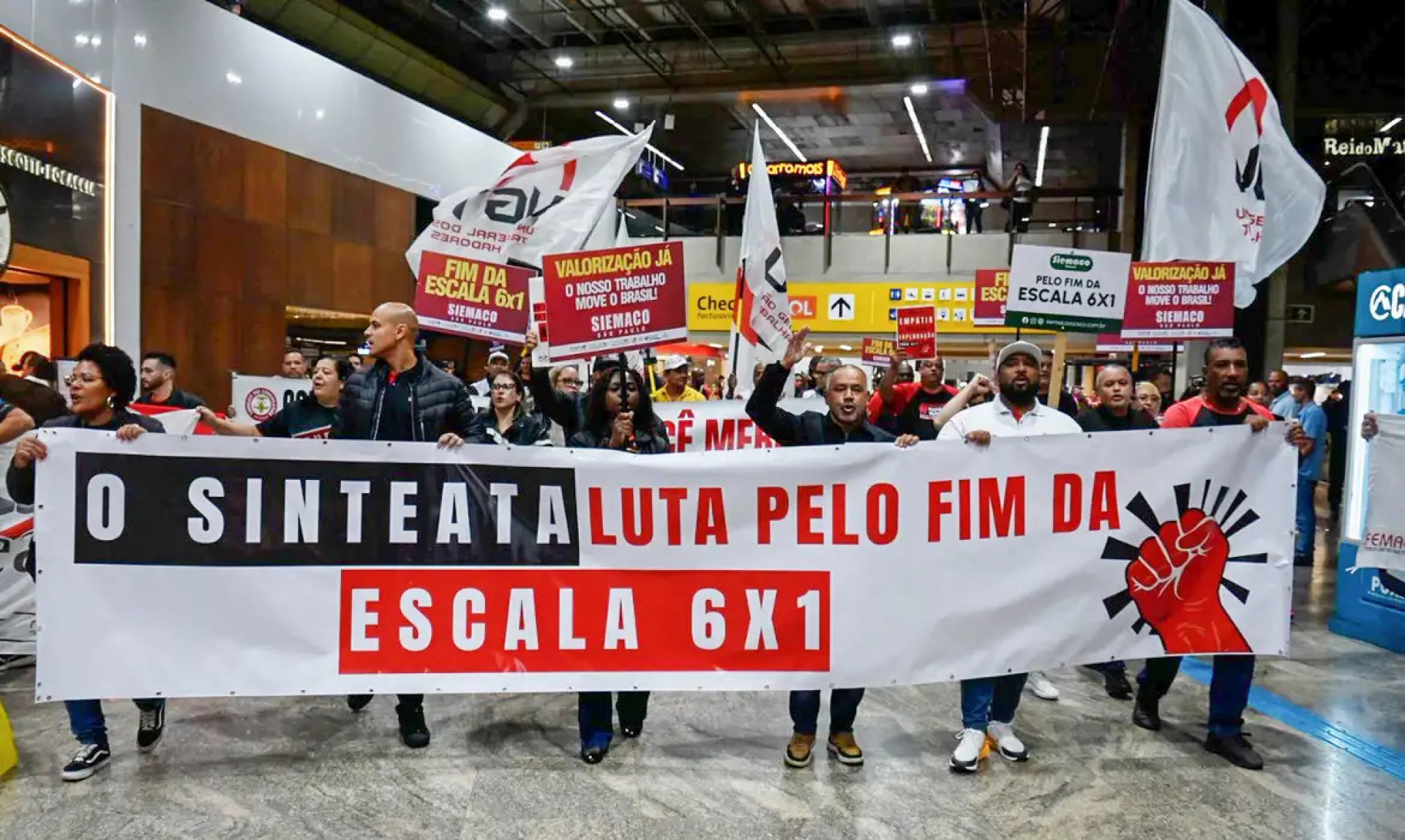 Manifestação no Aeroporto de Guarulhos pede fim da escala 6x1