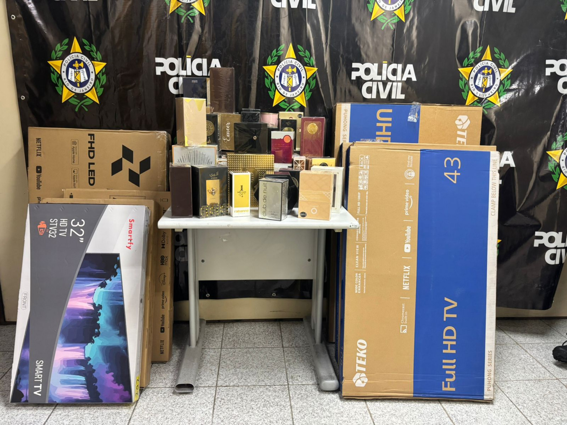 Na casa de André Luiz Corrêa os policiais encontraram televisões, celulares, relógios digitais e perfumes importados - Divulgação/Polícia Civil