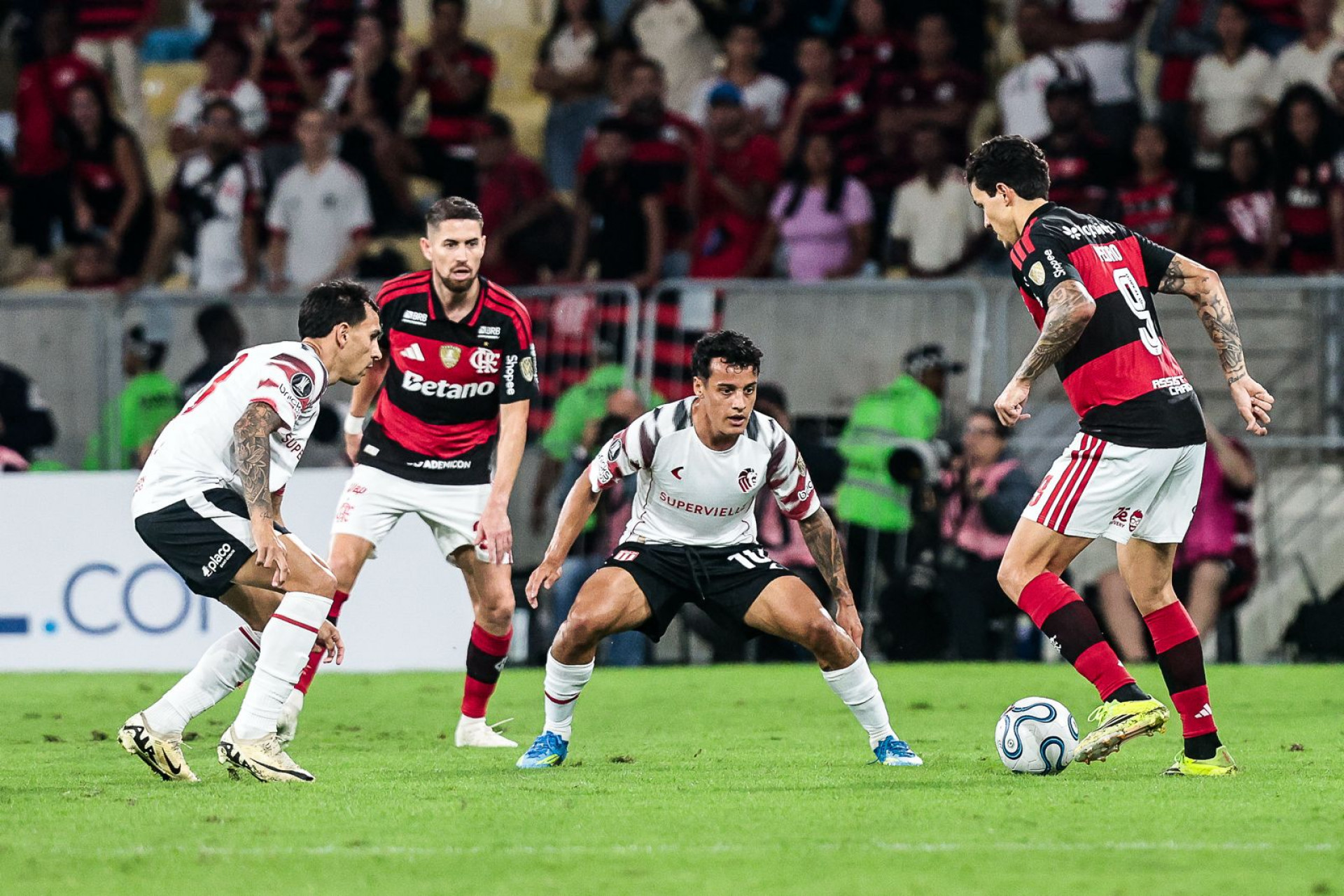 Flamengo vence o Estudiantes e confirma vaga nas oitavas da Libertadores