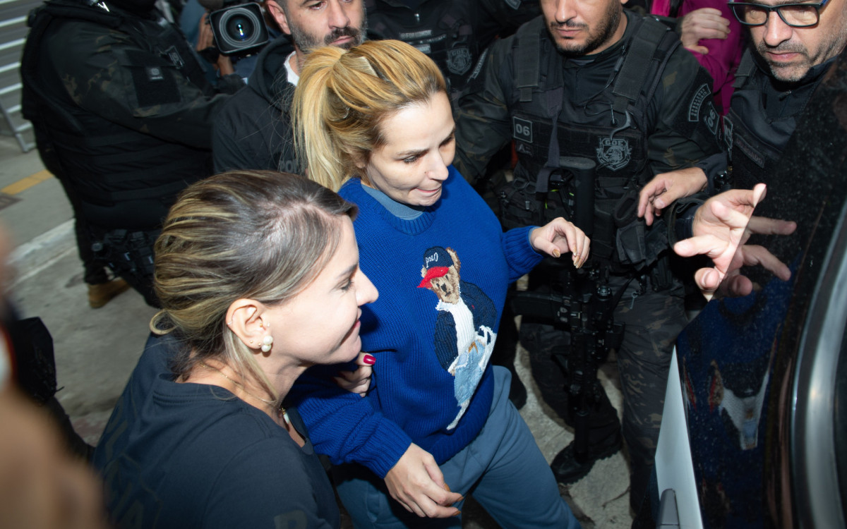 Deolane Bezerra deixa sede da Polícia Civil acompanhada por agentes