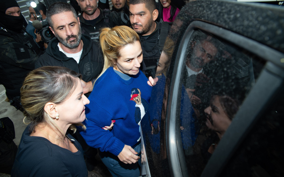 Deolane Bezerra entra em carro após deixar sede da Polícia Civil