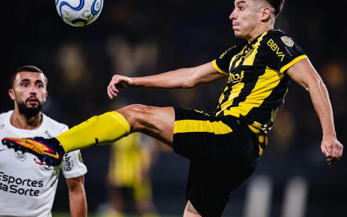 Corinthians busca empate, elimina Pe&ntilde;arol e garante 1&deg; lugar do grupo