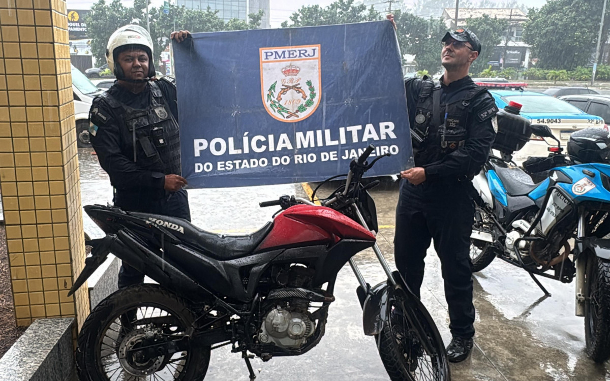 Drogas, dinheiro, motocicleta e outros materiais foram apreendidos durante operação policial no bairro Âncora