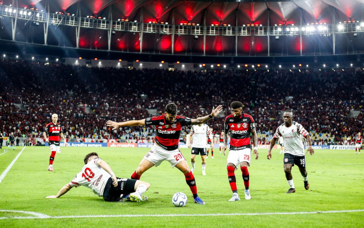 Lucas Paquet&aacute; em jogo contra o Estudiantes: camisa 20 &eacute; um dos convocados que desfalcar&atilde;o o Flamengo
