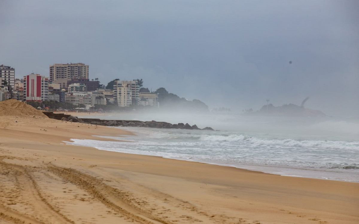 O aviso da Marinha permanece v&aacute;lido at&eacute; as 9h deste s&aacute;bado (23) e prev&ecirc; ondas de at&eacute; 3 metros de altura