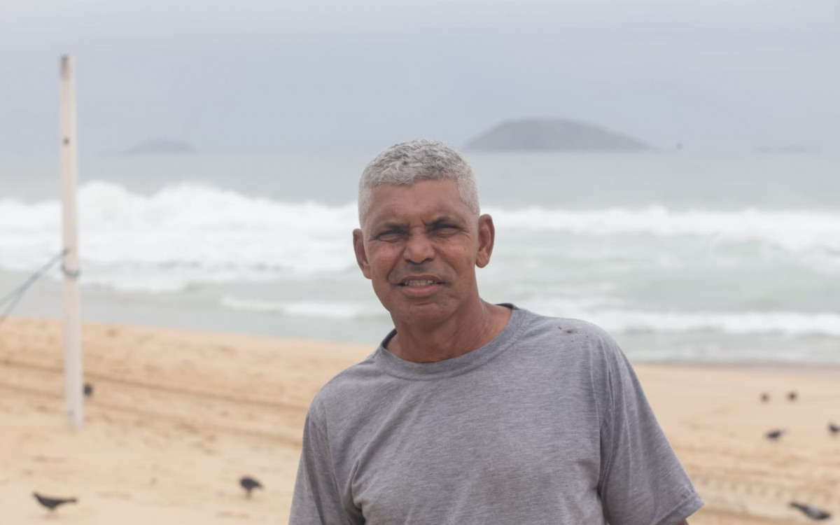 O aposentado Josenilson dos Santos, de 61 anos, preferiu apenas admirar a paisagem e refor&ccedil;ou o alerta para quem estava na areia 