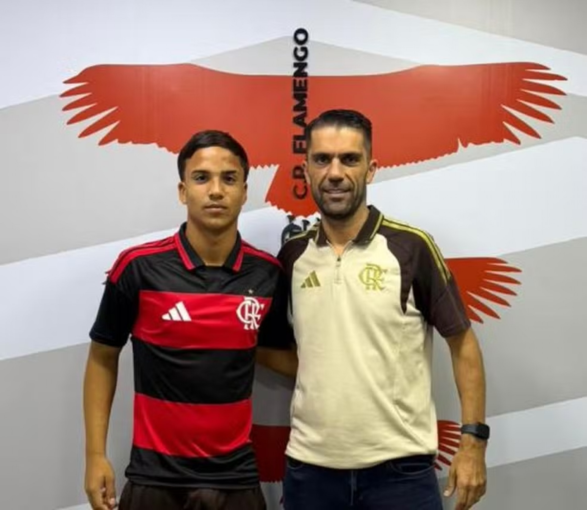 Cristian Ara&uacute;jo ao lado de Alfredo Almeida, diretor de futebol de base do Flamengo - Divulga&ccedil;&atilde;o/ Flamengo