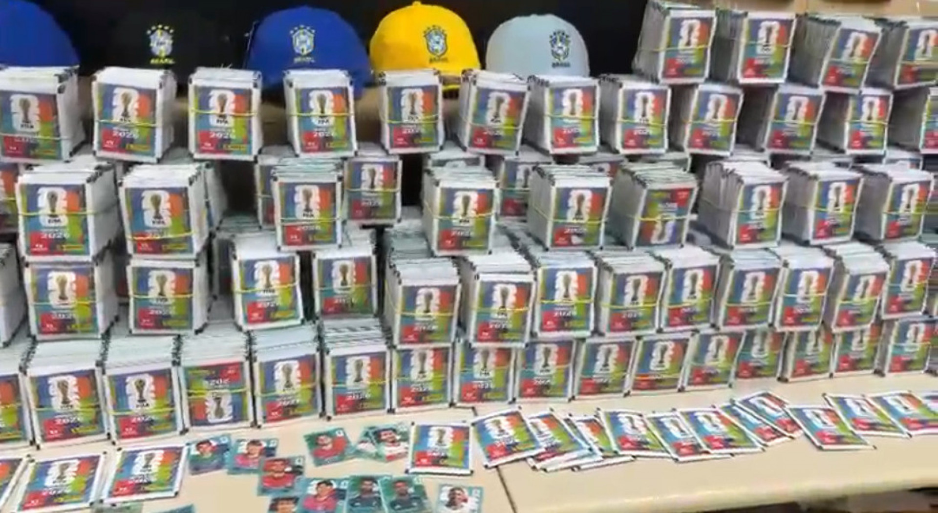 As figurinhas falsificadas imitavam o &aacute;lbum oficial da Copa do Mundo de 2026. J&aacute; as camisas reproduziam de forma irregular o uniforme da Sele&ccedil;&atilde;o Brasileira.