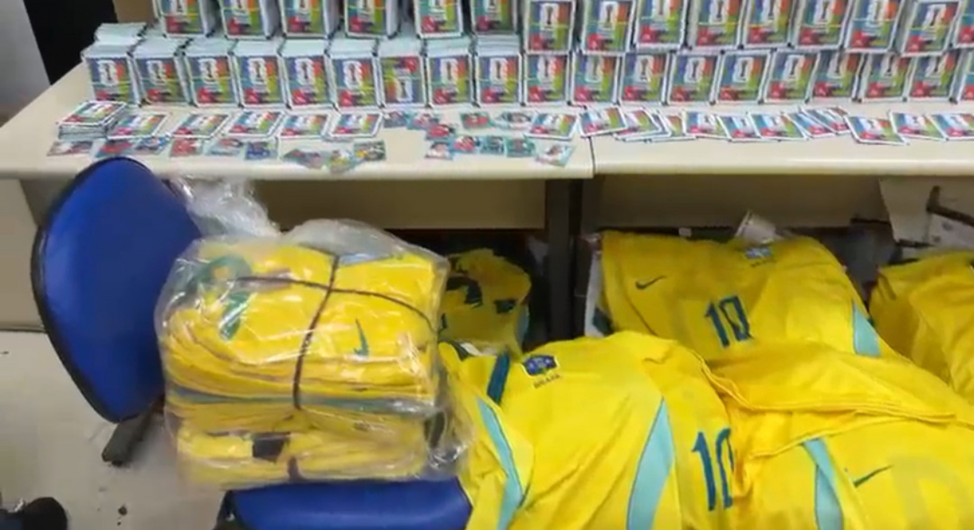 Operação apreende 200 mil figurinhas falsas da Copa e camisas piratas da Seleção