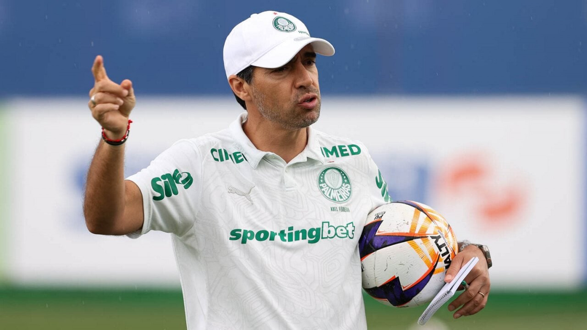 Felipe Anderson volta aos treinos ap&oacute;s les&atilde;o e pode refor&ccedil;ar o Palmeiras