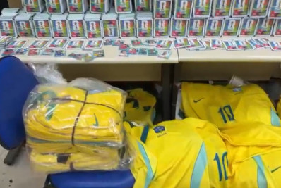 Operação apreende 200 mil figurinhas falsas da Copa e camisas piratas da Seleção