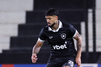 A caminho do Palmeiras, Alexander Barboza se despede do Botafogo: 'Obrigado por tudo'