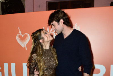 Giulia Be surge aos beijos com Conor Kennedy em evento