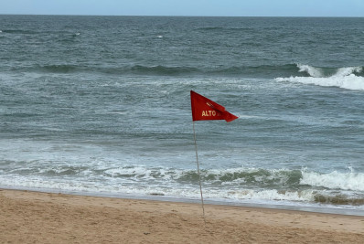 Mar revolto acende alerta em Macaé e Defesa Civil pede que população evite áreas da orla