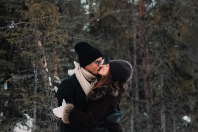 Giovanna Lancellotti completa 33 anos e ganha homenagem do marido