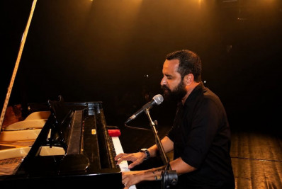 Piano, emoção e nostalgia tomam conta do Teatro Municipal com tributo a Guilherme Arantes em Rio das Ostras