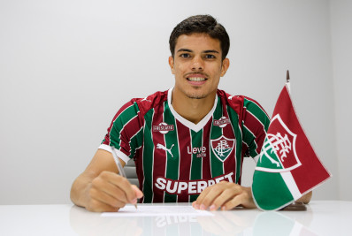 Fluminense oficializa renovação de Júlio Fidelis
