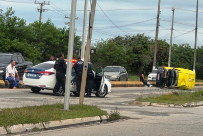 Entregador perde controle e carro do Mercado Livre capota na Amaral Peixoto