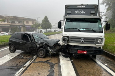 Fugindo da polícia, carro bate em caminhão na BR-040
