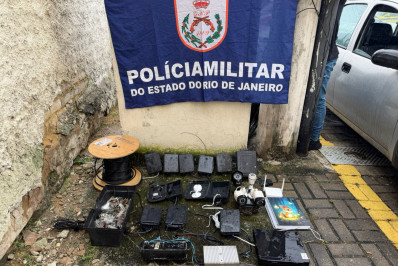 Policiais desmontam sistema de câmeras de vigilância do tráfico na Baixada