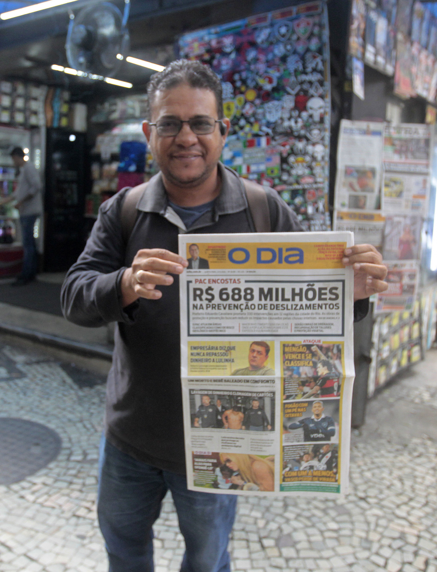 Anderson lê o jornal desde adolescente - Reginaldo Pimenta