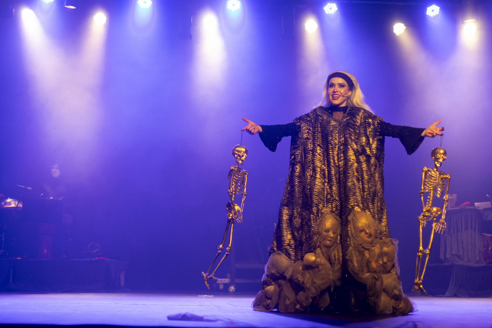 Leona Cavalli em cena do espetáculo 'Elogio da Loucura' - Divulgação/ Annelize Tozetto