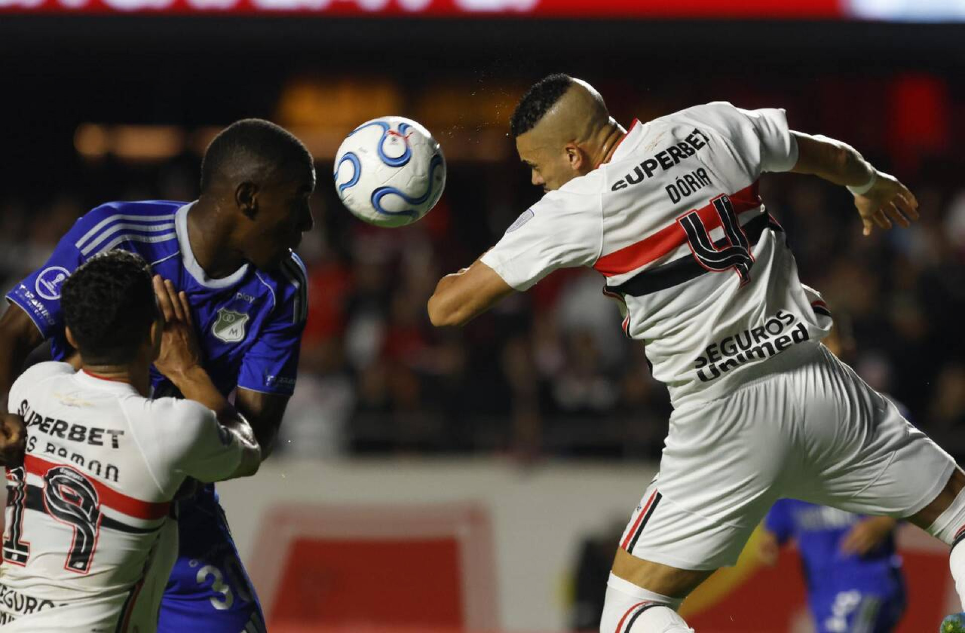 D&oacute;ria pede para rescindir com o S&atilde;o Paulo ap&oacute;s amea&ccedil;as de torcedores