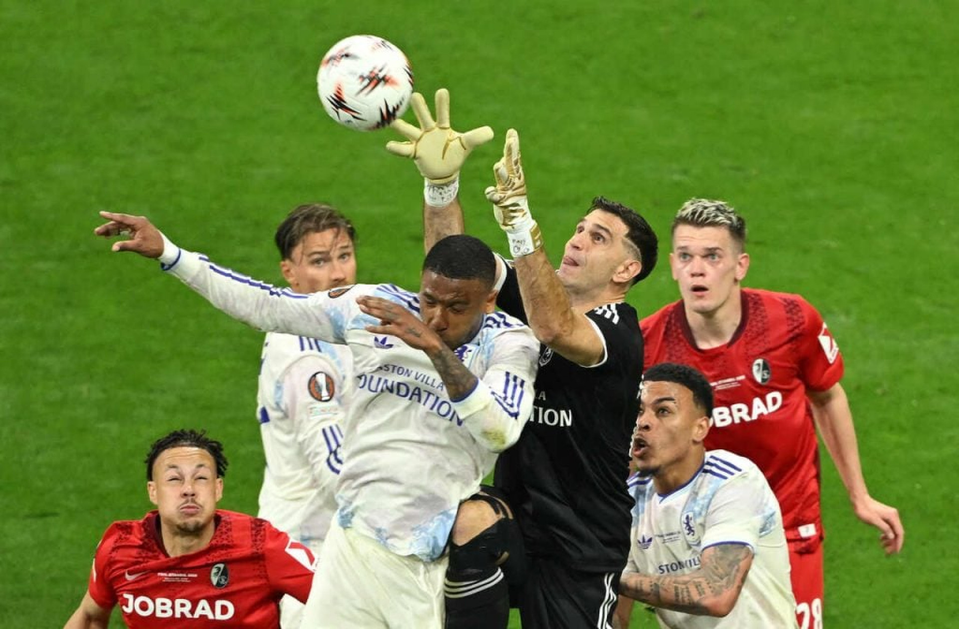 Dibu Mart&iacute;nez revela ter jogado a final da Liga Europa com dedo quebrado