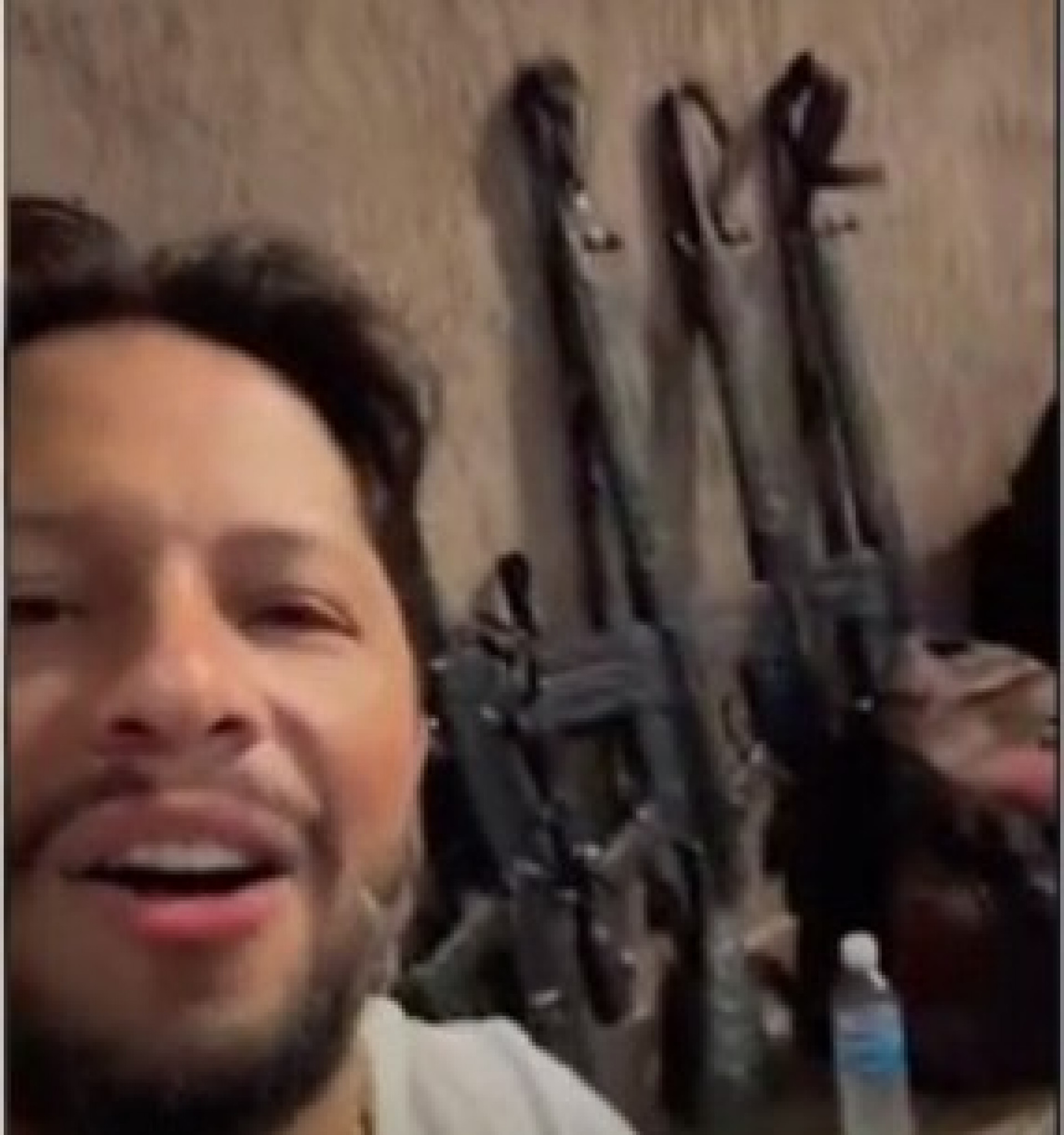 Preso no Maracanã, Edenison Luiz Moura de Melo ostentava armas e joias nas redes sociais - Reprodução