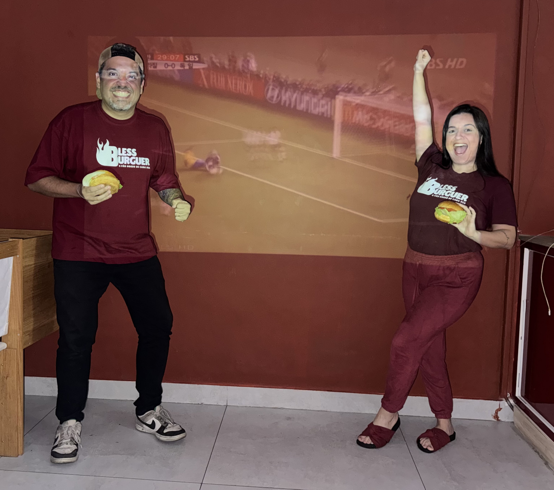 Caio Josu&aacute; e Carol Di Mare, propriet&aacute;rios do Bless Burger - Divulga&ccedil;&atilde;o