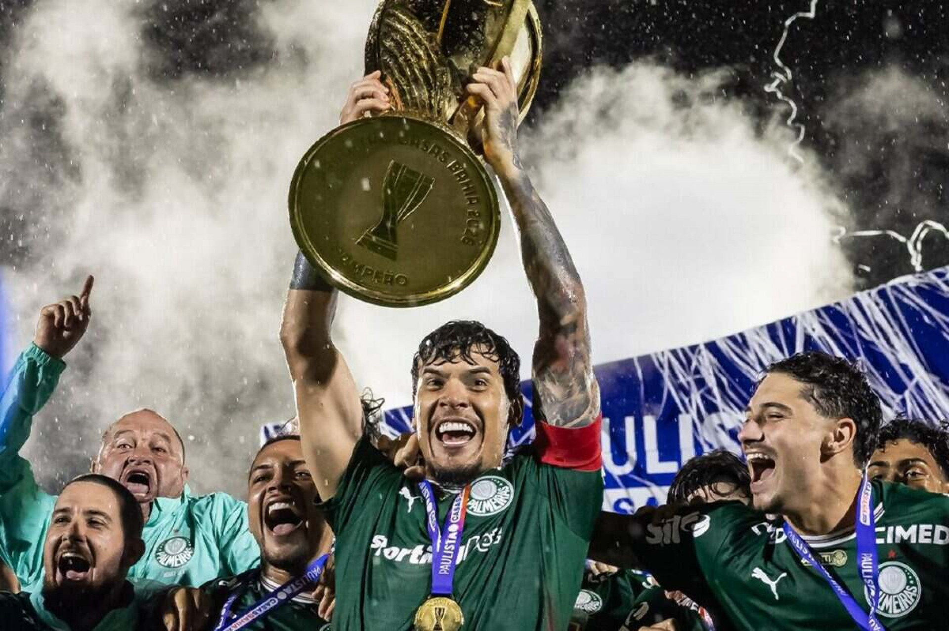 Gustavo G&oacute;mez ganha homenagem no Palmeiras por recorde de t&iacute;tulos