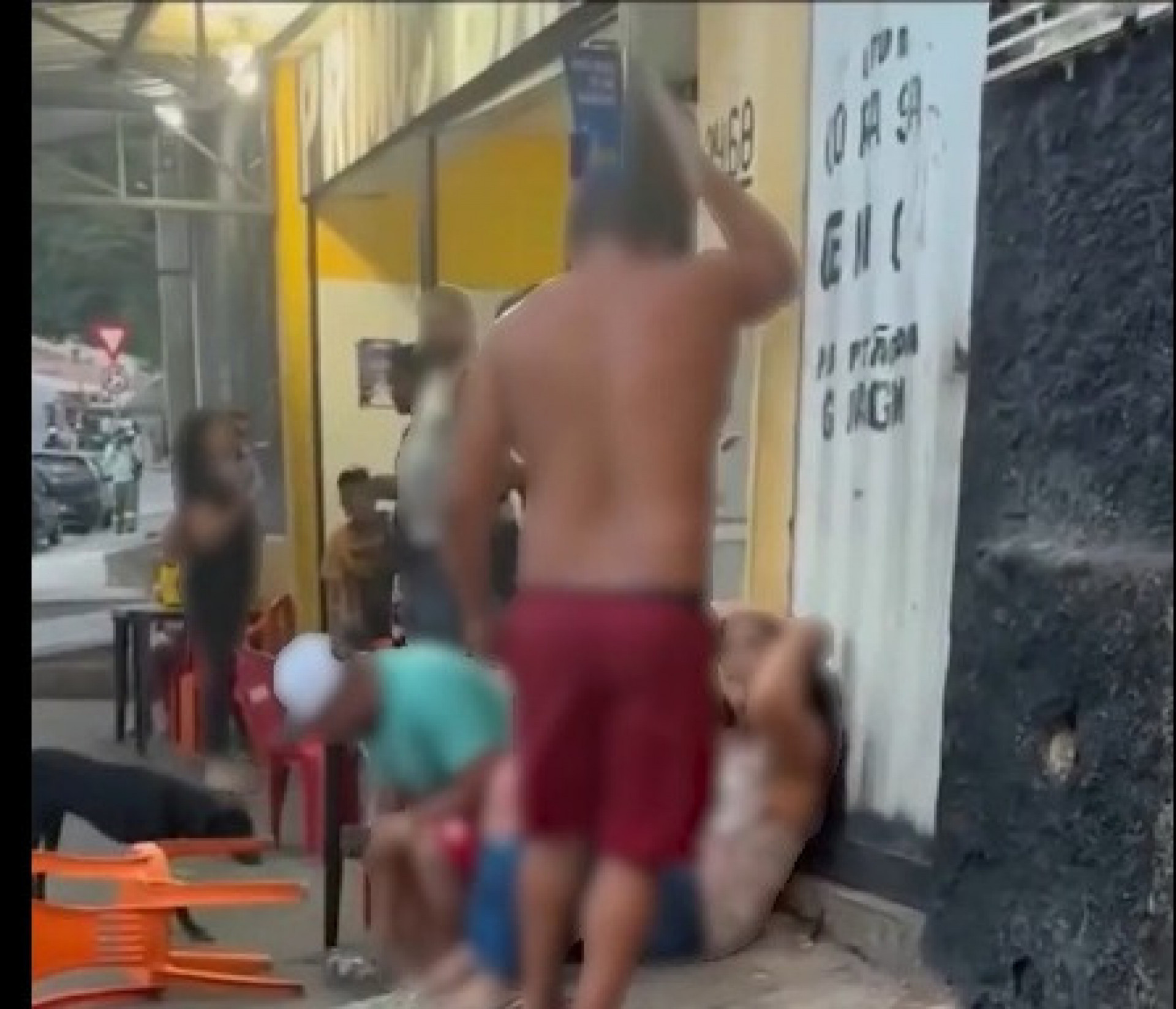 Mulher é agredida com golpes de chicote em frente a bar na Grande BH