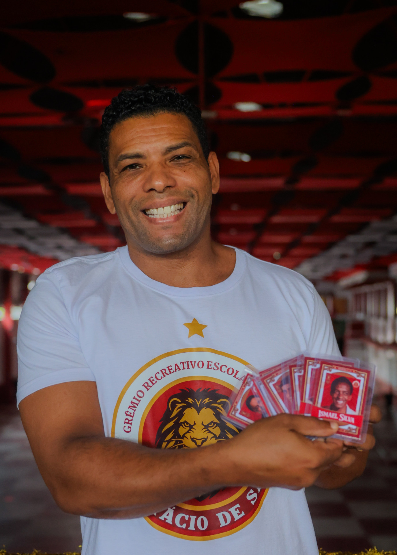 Carnavalesco da Estácio de Sá posa com card colecionável - Rafael Arantes / Divulgação