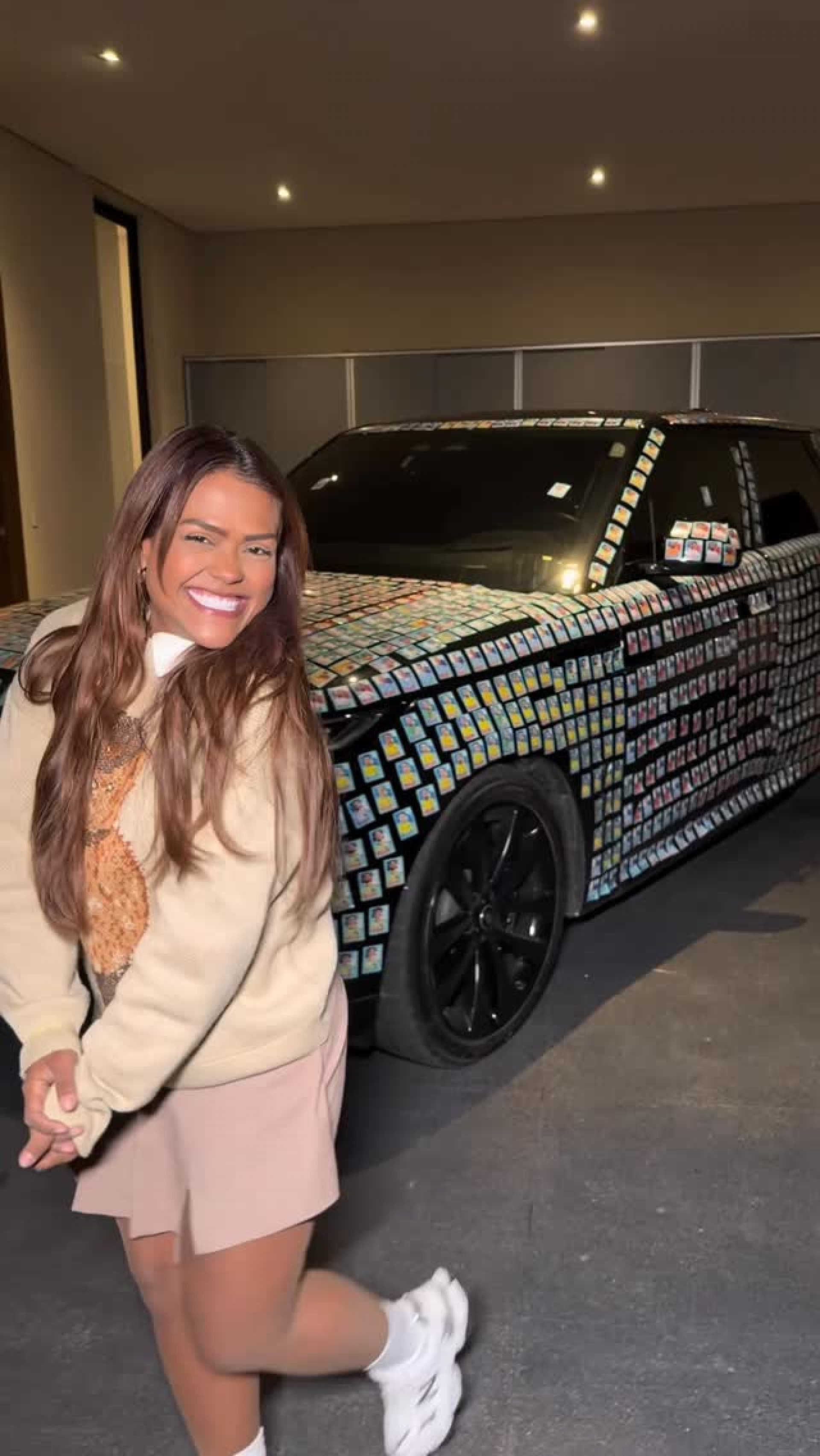 Camila Loures cola figurinhas da Copa do Mundo em carro de luxo do irmão
- Reprodução / Instagram