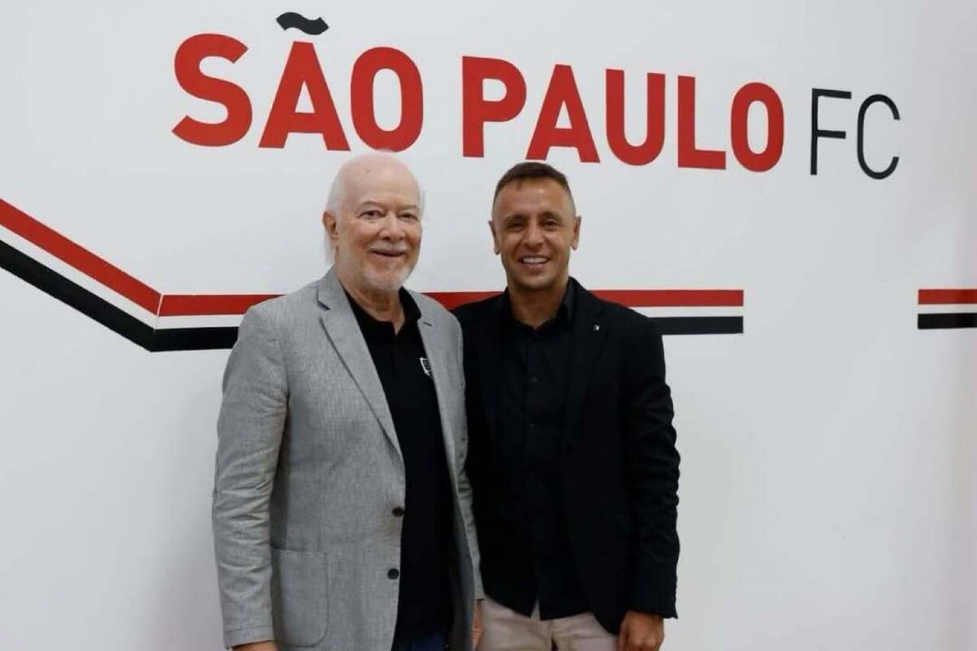 Presidente do S&atilde;o Paulo d&aacute; respaldo e mostra confian&ccedil;a na diretoria