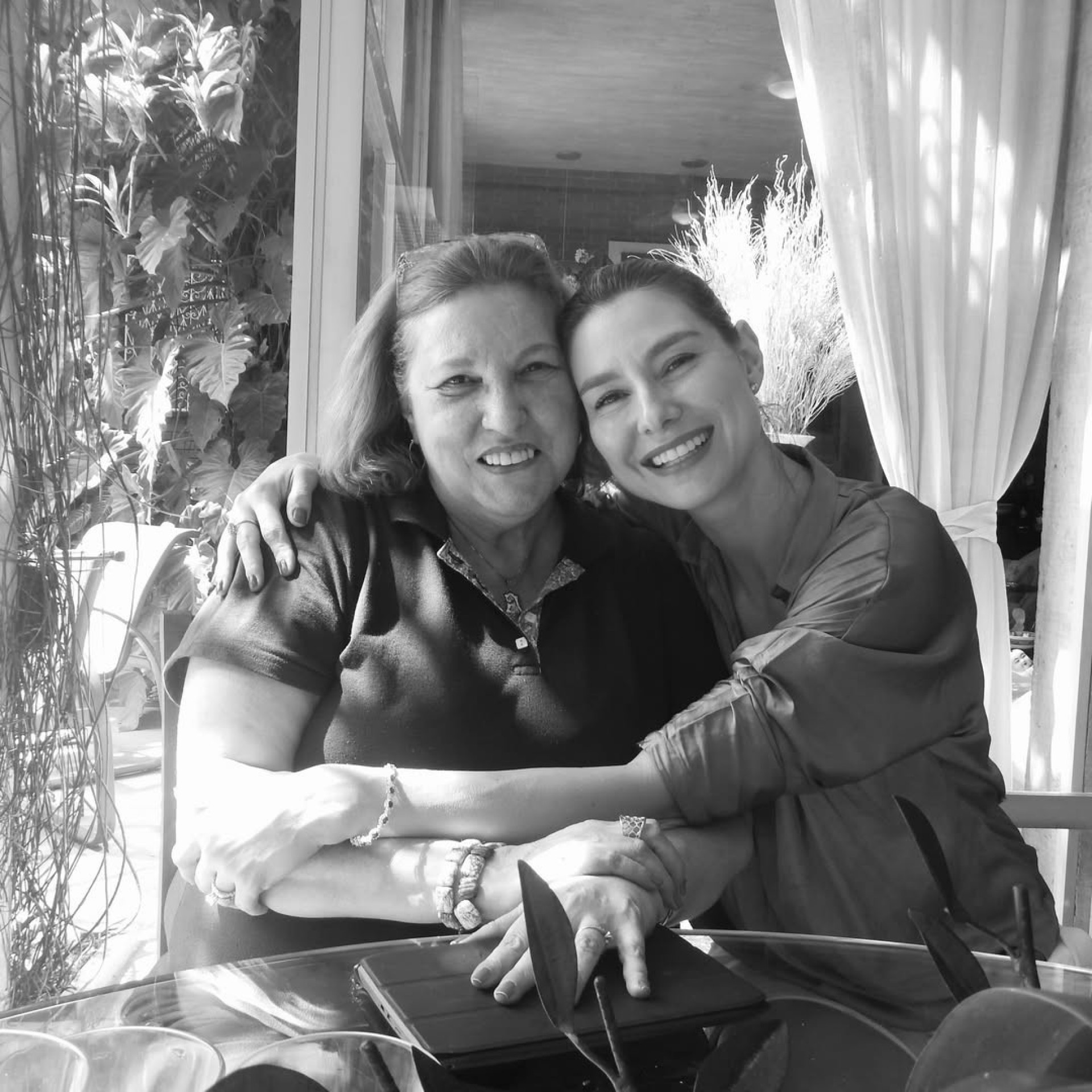 Lavinia Vlasak comunica morte da mãe: 'Vá em paz'
