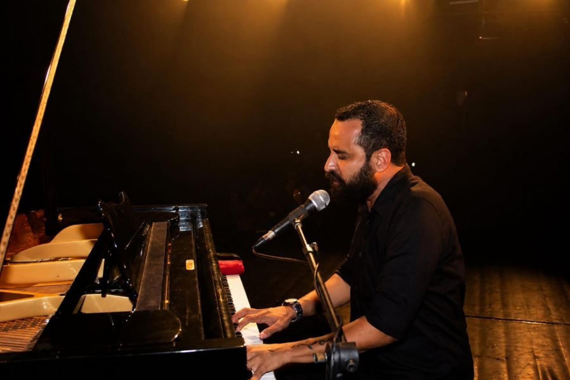 Piano, emoção e nostalgia tomam conta do Teatro Municipal com tributo a Guilherme Arantes em Rio das Ostras