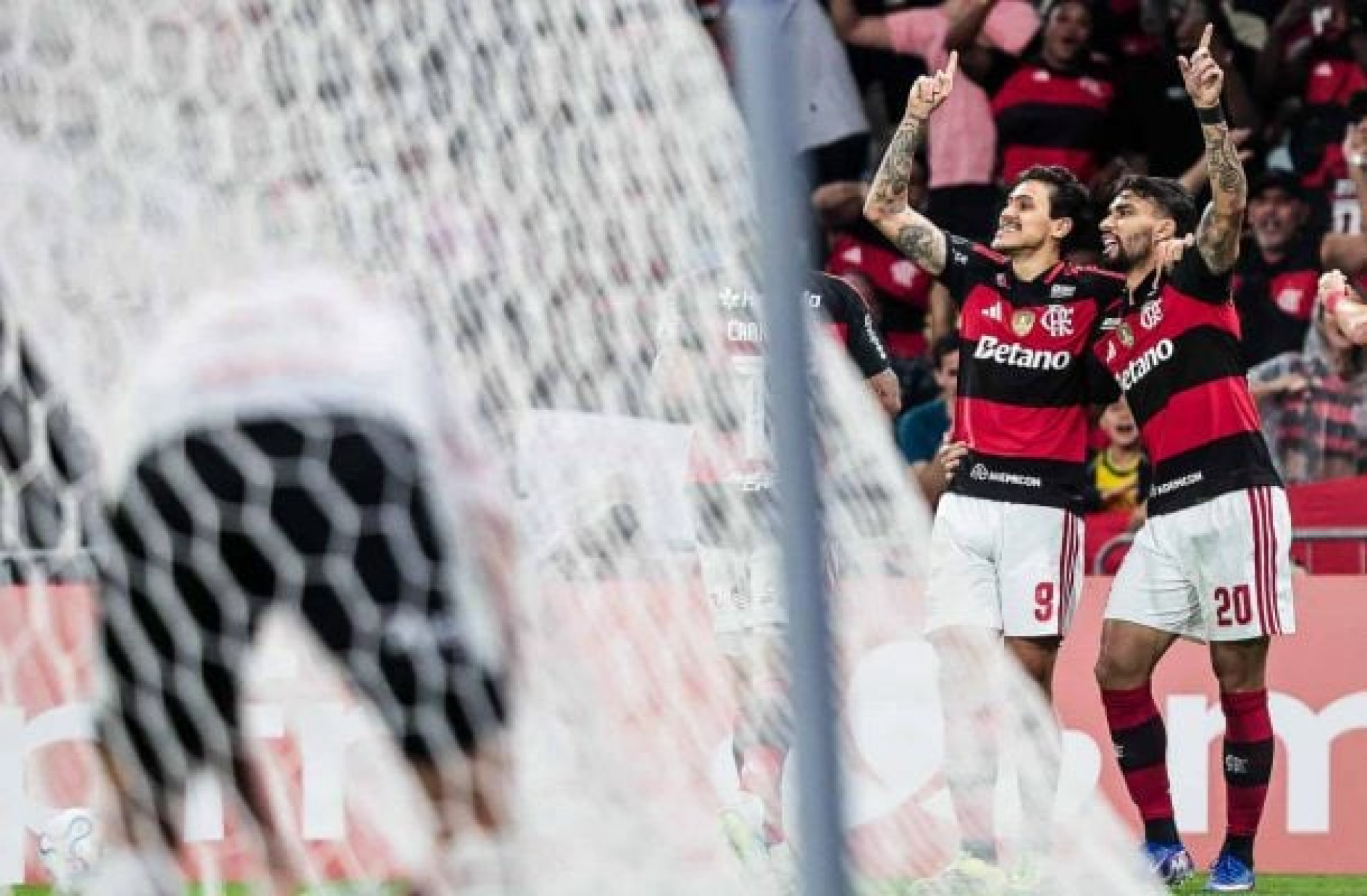 Flamengo joga mal, mas vence cera e mau futebol