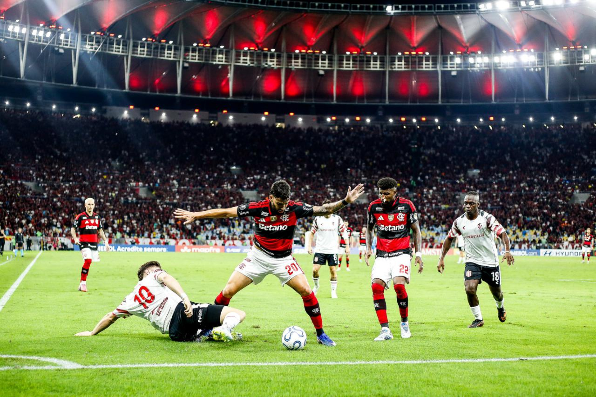 Lance do jogo entre Flamengo e Estudiantes - Gilvan de Souza / Flamengo