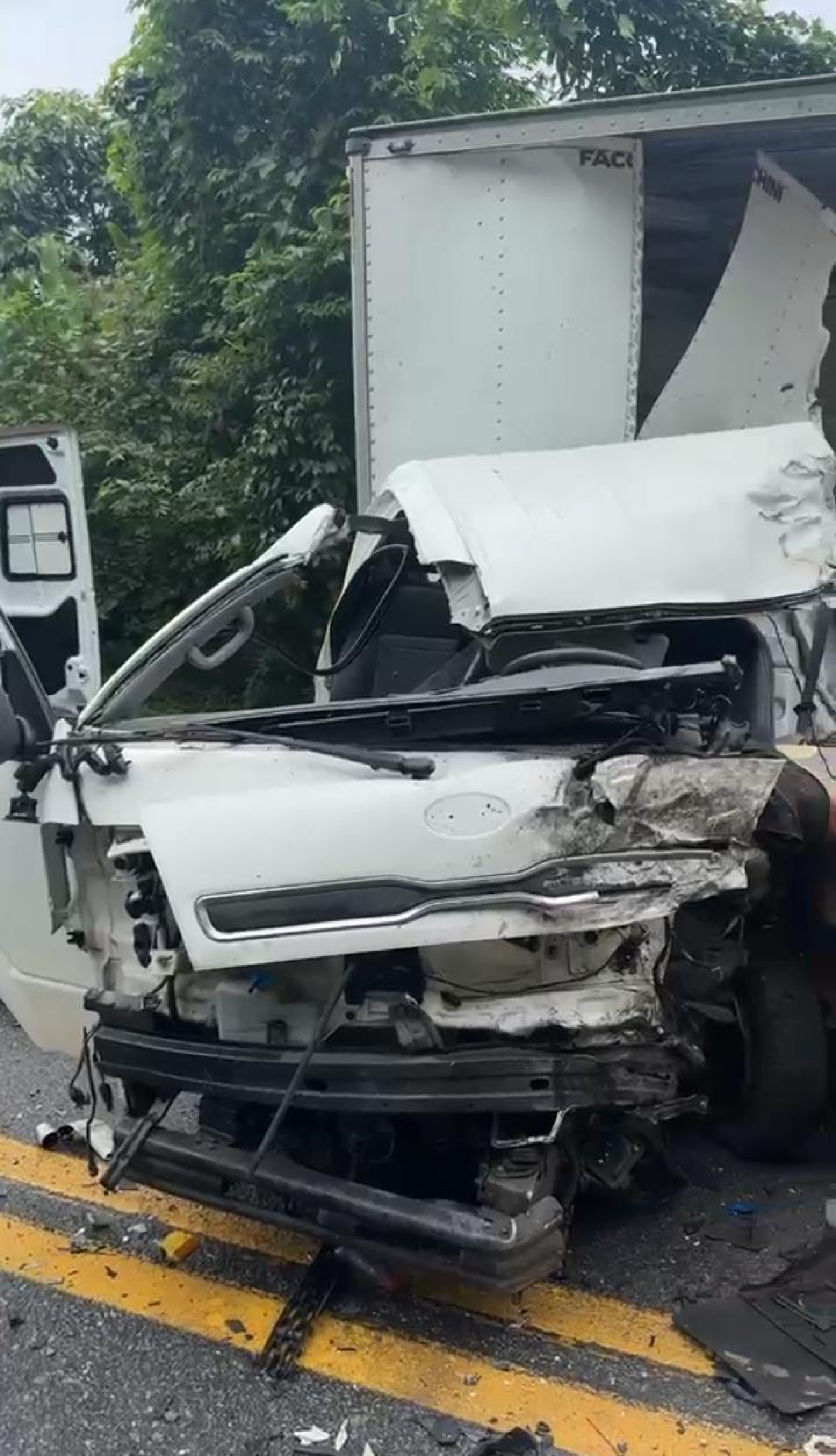 Motorista ficou preso às ferragens e morreu no local