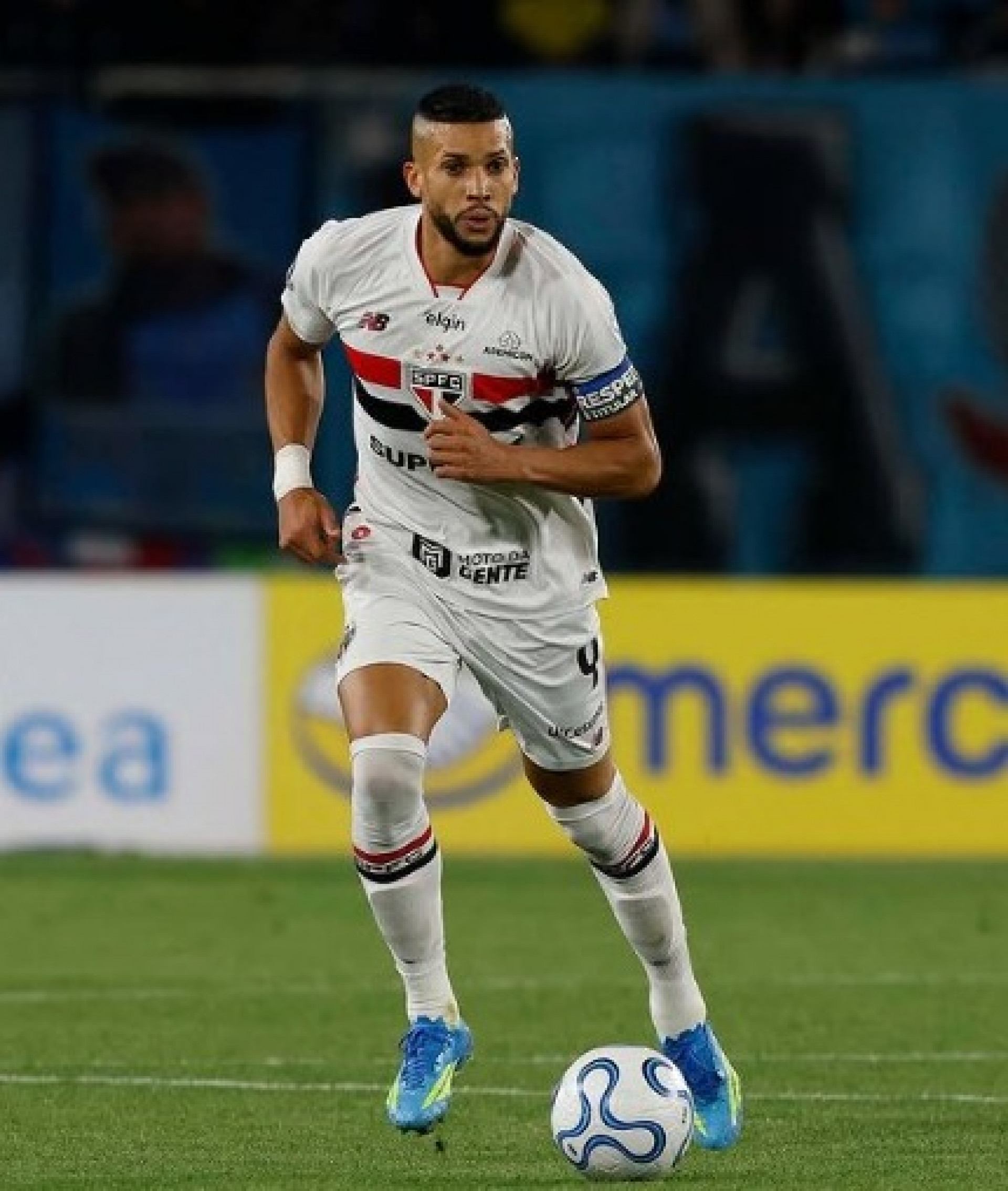 Ex-zagueiro do Botafogo rescinde com o São Paulo por ameaças de torcedores a familiares
