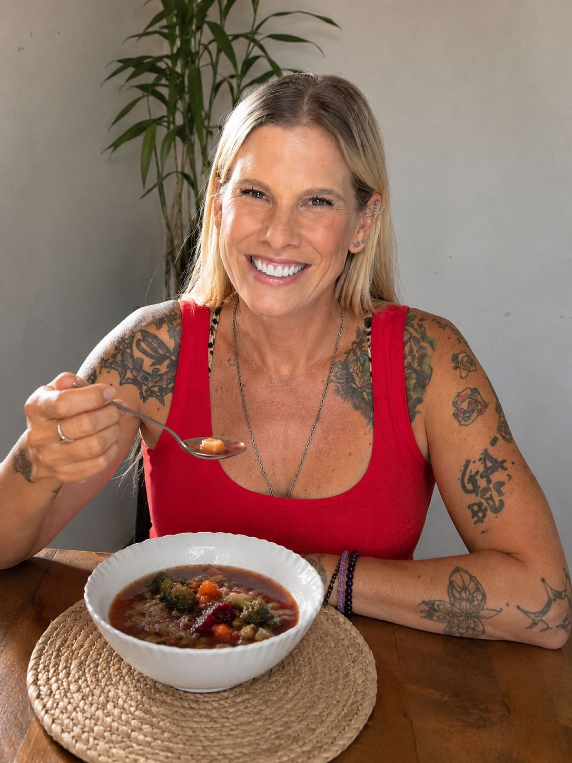Esfriou! Sopas detox são alternativas nutritivas para controlar a fome
