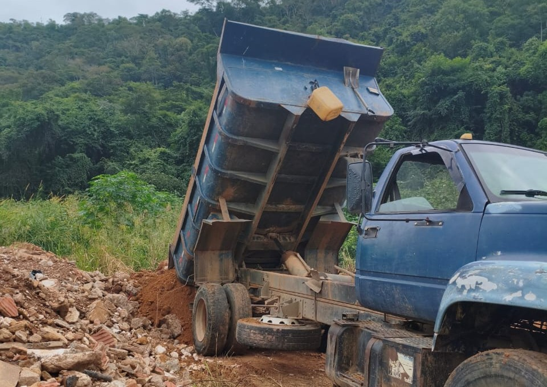 Fiscalização ambiental flagra descarte ilegal em área de mata em Três Rios