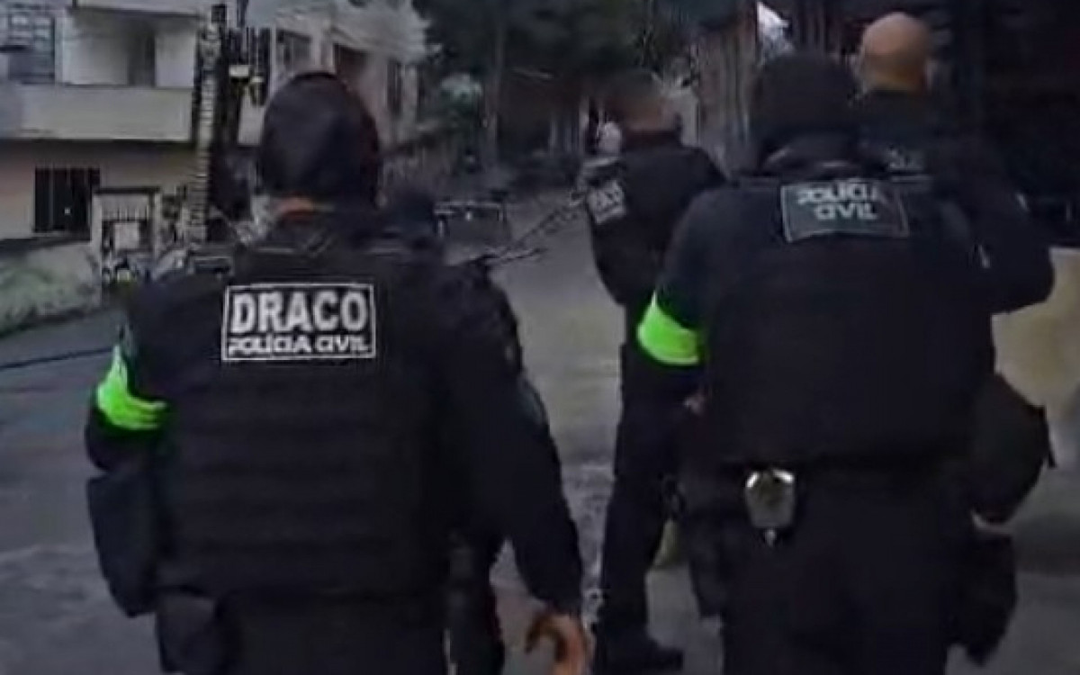 Policiais civis atuam no Complexo do Lins para prender traficantes do Comando Vermelho
